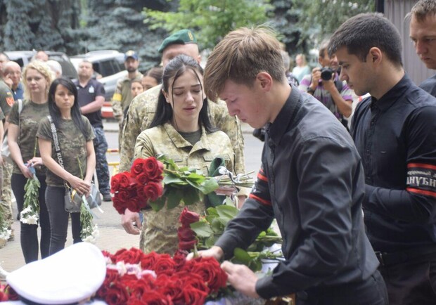 В Одессе попрощались с погибшим с командиром батальона морпехов. 