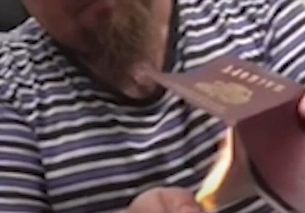 В Одессе гражданин РФ сжег свой паспорт и записал это на видео. 