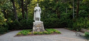 Переселенці з Херсонщини впорядкували брюховицький парк