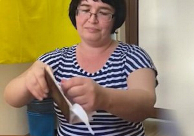В Одесской области женщина разорвала свой российский паспорт (видео) - фото