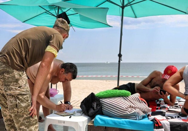 Військові розповіли, навіщо вручають повістки на пляжах в Одесі, і що це означає. 