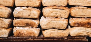 У зоні бойових дій військовий із Львівщини знайшов у гуманітарці від волонтерів хліб зі свого рідного села