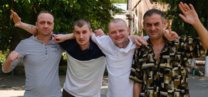 Книги о Сталине и гимн РФ: украинцы из Гостомеля рассказали о пытках в плену