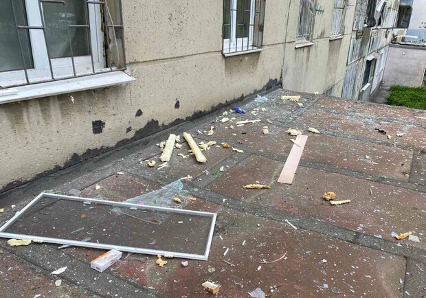 Из-за утреннего взрыва в Одессе у некоторых домов разбиты стекла. 
