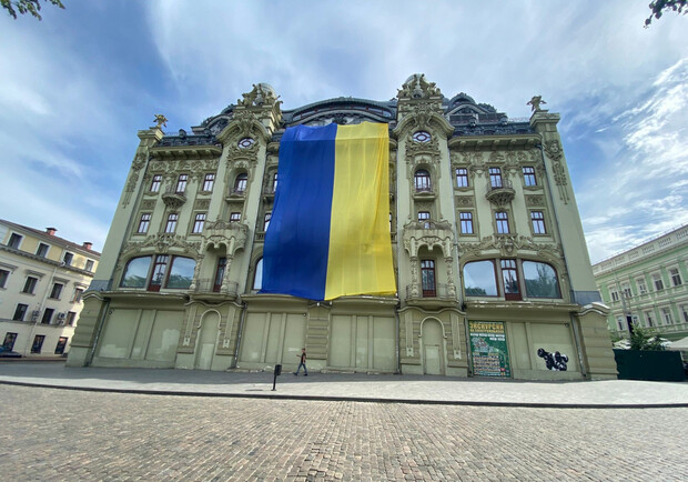 В Одессе на гостиницу "Большая Московская" вывесили огромный флаг Украины. 