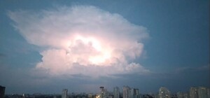 Жителей Киева напугало необычное облако, похожее на ядерный гриб