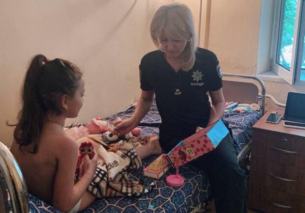 Пятилетней девочке, пострадавшей от обстрела турбазы в Одесской области, ампутировали ногу. 
