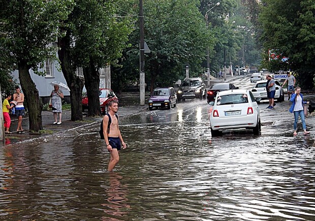 В Одесі через зливу зупинився громадський транспорт. 