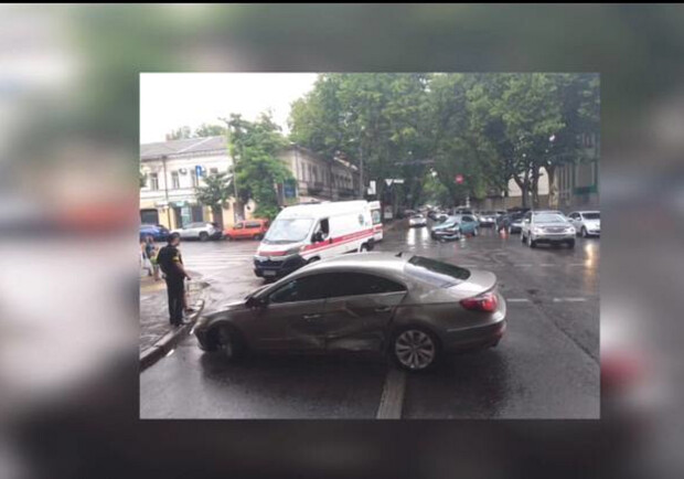 У центрі Одеси зіткнулися дві машини: одну з них відкинуло на пішохода - фото