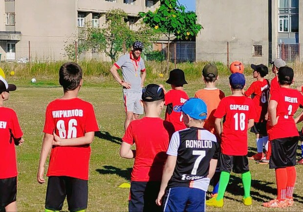На обстрелянной базе отдыха в Сергеевке дети готовились к футбольному турниру. 