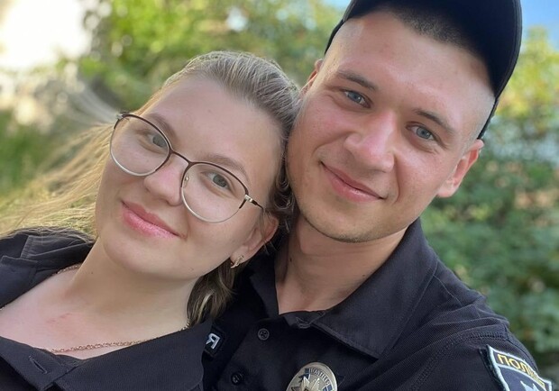 Одесский патрульный романтично сделал предложение девушке-следователю (видео) - фото