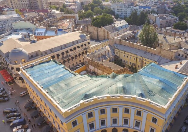 Полуциркульное здание за Дюком в Одессе арестовали. 