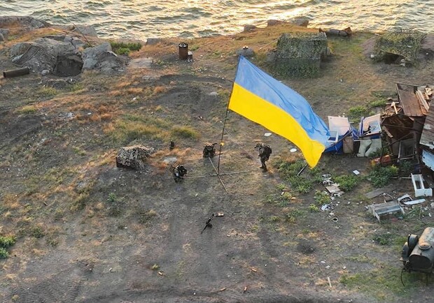 На острові Зміїний, який вранці атакували окупанти, встановили прапор України. 