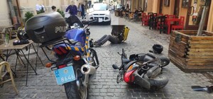 У Львові кур’єр з їжею на мопеді тікав від поліції і збив велопатрульного