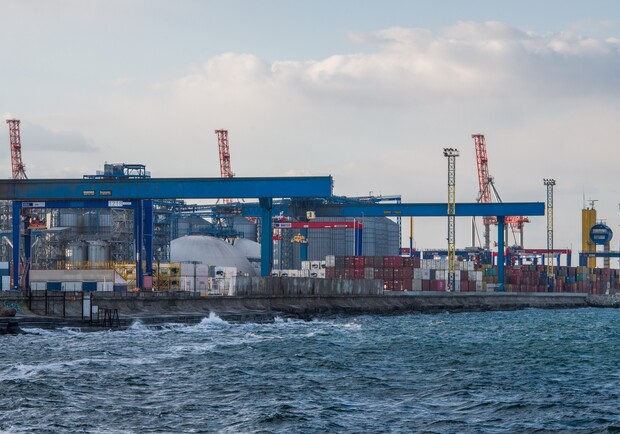 Из портов Одесской области начали вывозить украинское зерно на экспорт. 