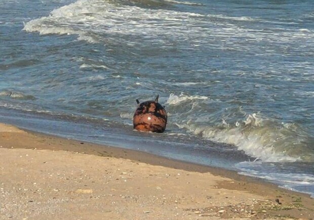 До пляжу на Одещині знову прибило морську міну. 