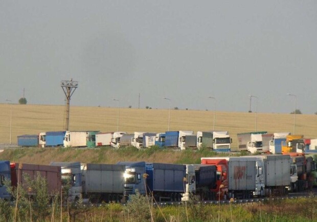 В Одесской области на границе с Румынией скопилась очередь из грузовиков. 