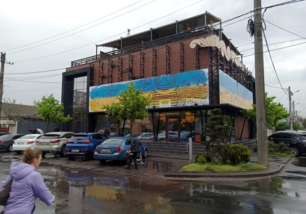 В Одесі вибухнув скандал через прапор України на ресторані: його вважають рекламою. 