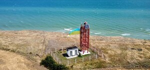 На маяку в Одеській області встановили величезний прапор України