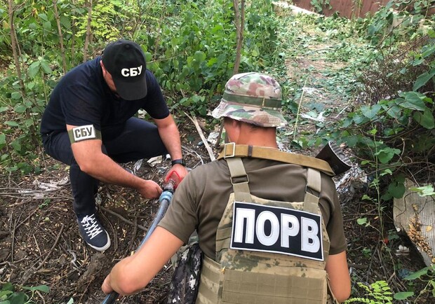 На границе Одесской области нашли подземный спиртопровод: он вел во двор мужчины. 
