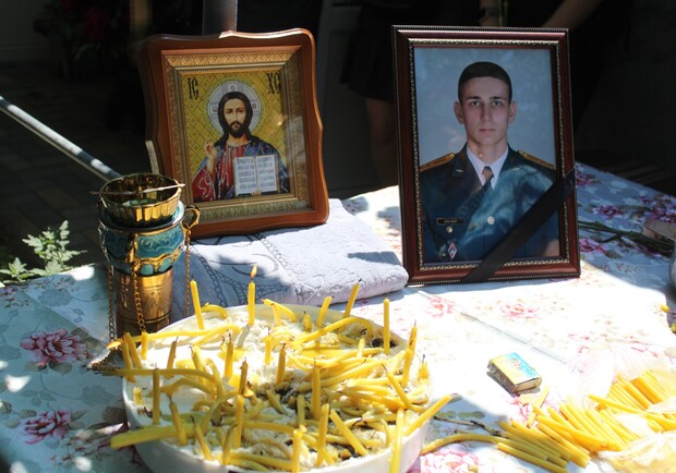 В Одесской области простились с погибшим 23-летним военным пилотом. 