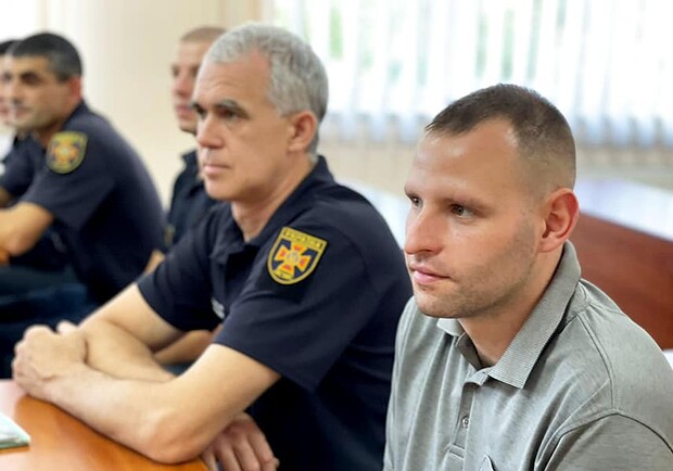 В Одессе наградили немецкого пожарного, который помогал ликвидировать последствия обстрелов. 