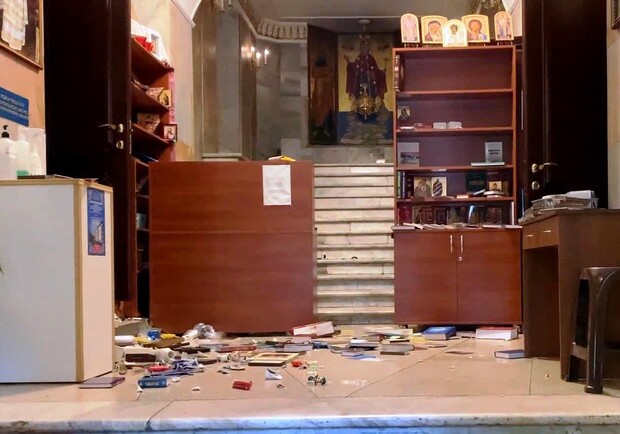 В Одессе пьяный мужчина устроил погром в церковной лавке и напал на женщину. 