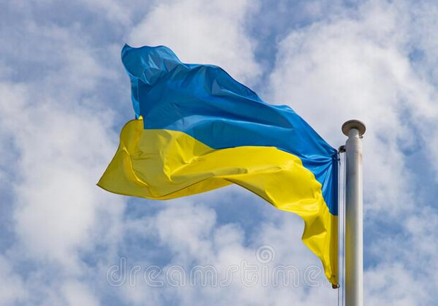В Одесі чоловік викинув прапор України у бак для сміття: що вирішив суд. 