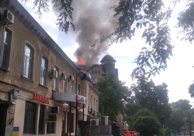 На улице Екатерининской горит дом. 