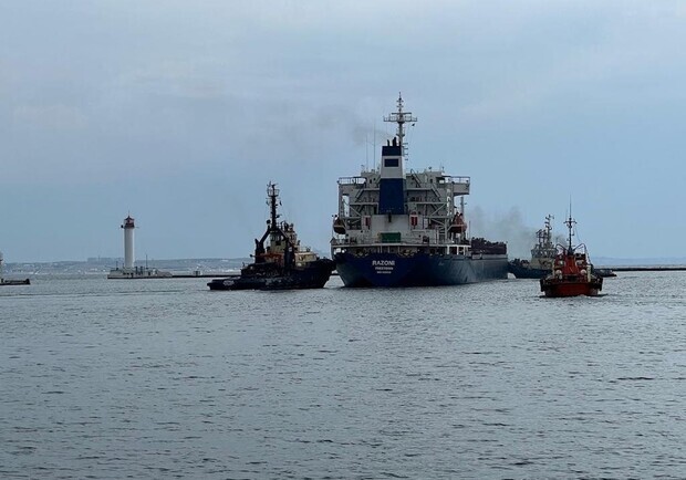 Получи ответ: что сейчас с судном, которое вышло с зерном из порта Одессы. 