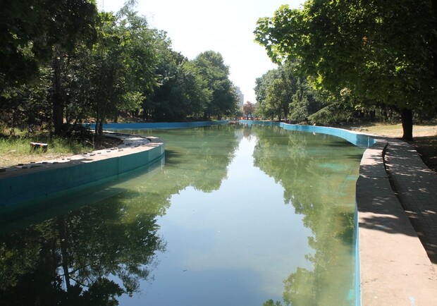 В Одессе очищают воду из городских прудов чтобы ее пить. 