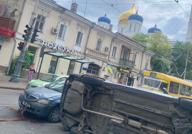 В центре Одессы из-за тройного ДТП перевернулась машина. 