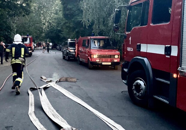 На вулиці Базарній в Одесі спалахнув старий будинок: є загиблий. 