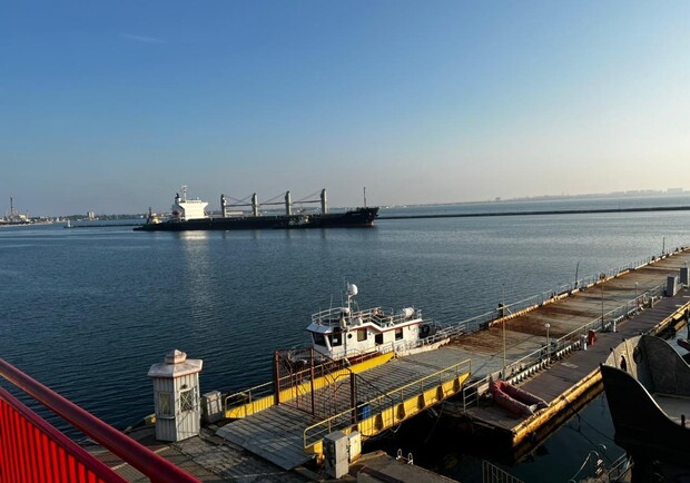 Вранці з одеських портів мають вирушити ще судна із зерном. 