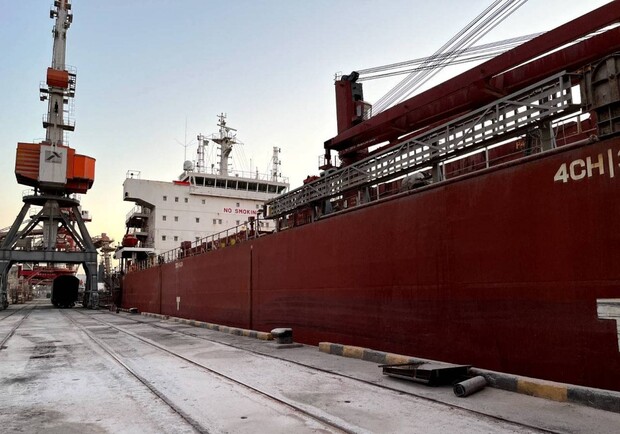 Еще два судна с украинским зерном вышли из портов Одесской области - фото