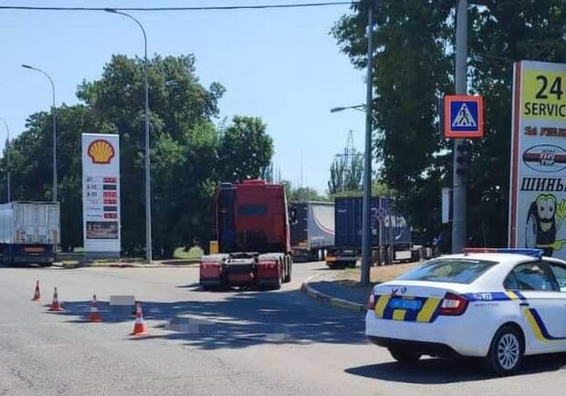На в'їзді до Одеси вантажівка збила матір із семирічною донькою: жінка померла. 
