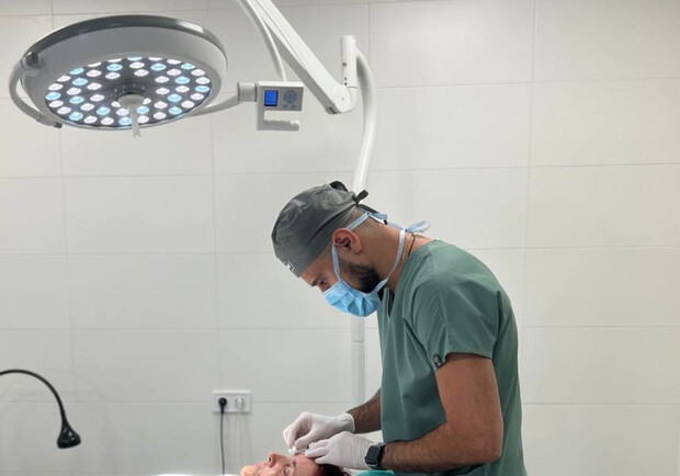В Одессе хирург бесплатно делает пластические операции пострадавшим от войны. 