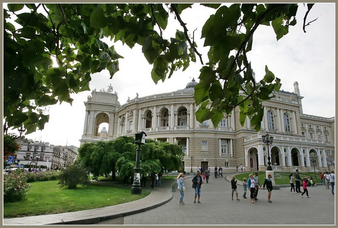 Театральну площу біля Оперного в Одесі облаштують: дощок з героями CCCР та соцпраці там не буде. 