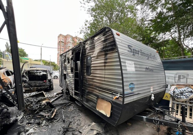 В Одесі чоловік підпалив автомобілі волонтерів із речами для переселенців. 