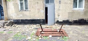 В Хуторском переулке из-за дождя обвалилась часть дома и чуть не покалечила женщину