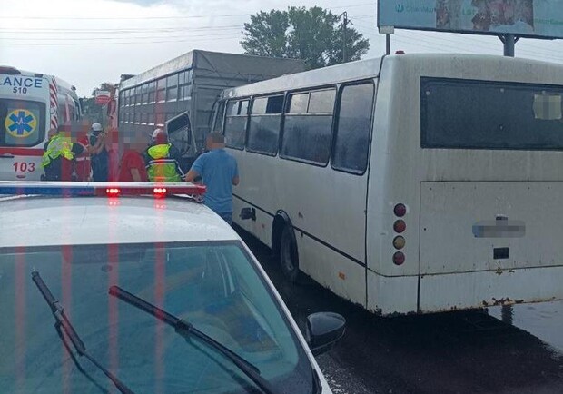 Маршрутка Одеса-Чорноморськ зіткнулася з вантажівкою: постраждали п'ятеро людей. 