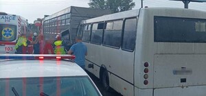 Маршрутка Одесса-Черноморск столкнулась с грузовиком: пострадали пять человек