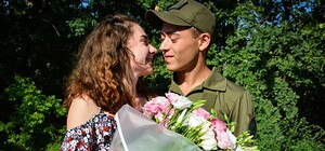 Нацгвардеец сделал предложение любимой на блокпосту в Запорожье (видео)