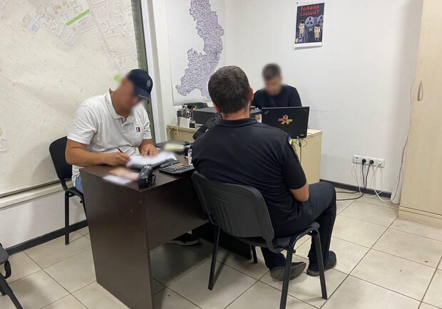 В Одессе работники военкомата переправляли мужчин за границу за 7000 долларов: платить нужно криптовалютой. 