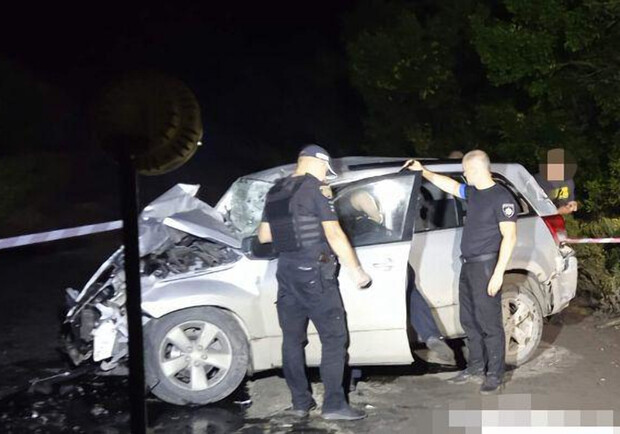Под Одессой произошло сокрушительное ДТП с участием автопоезда: погибли два человека. 