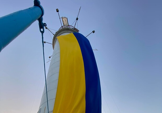 На Воронцовському маяку в Одесі розгорнули величезний прапор України. 