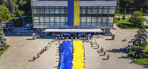 Под звуки сирен и с патриотическим перформансом: как в Днепре отметили День Независимости