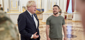 Борис Джонсон приехал в Киев и получил именную табличку на Аллее смелости