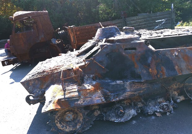На 411-й батарее в Одессе появился сожженный российский танк. 