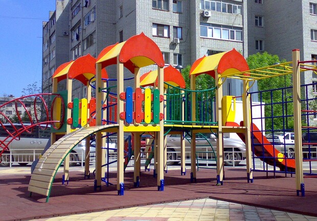 Суворовская администрация установила в Одессе детские площадки, у которых нет хозяина. 